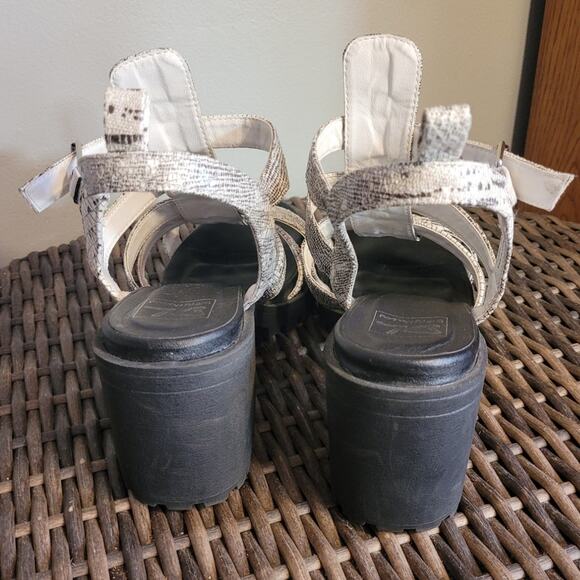 Dirty Laundry Fun Stuff Snakeskin Chunky Gladiator Sandals 8 Block Heel Gray - Picture 8 of 9